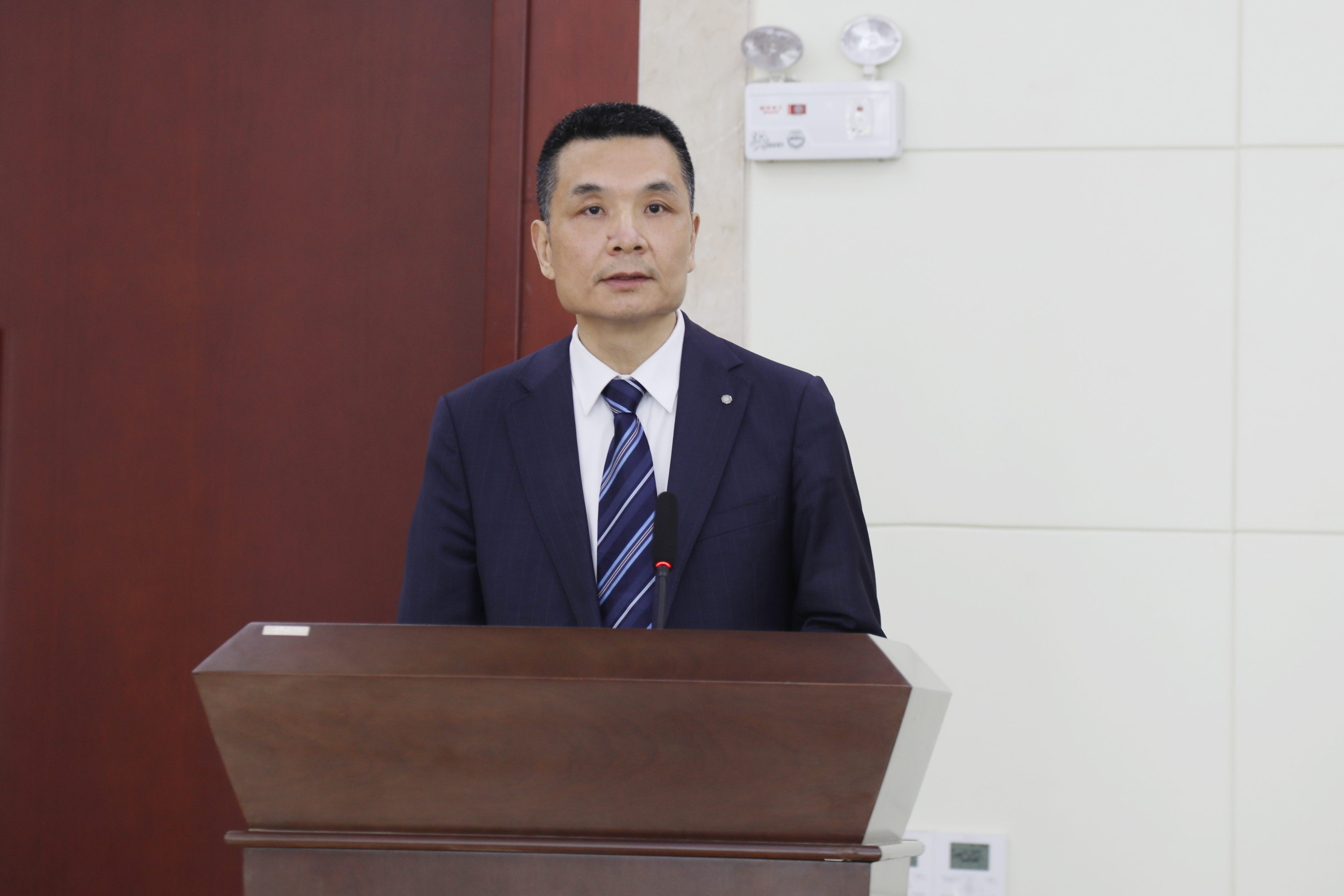 202102061612471612599167509548.jpg 喬總作報(bào)告.JPG