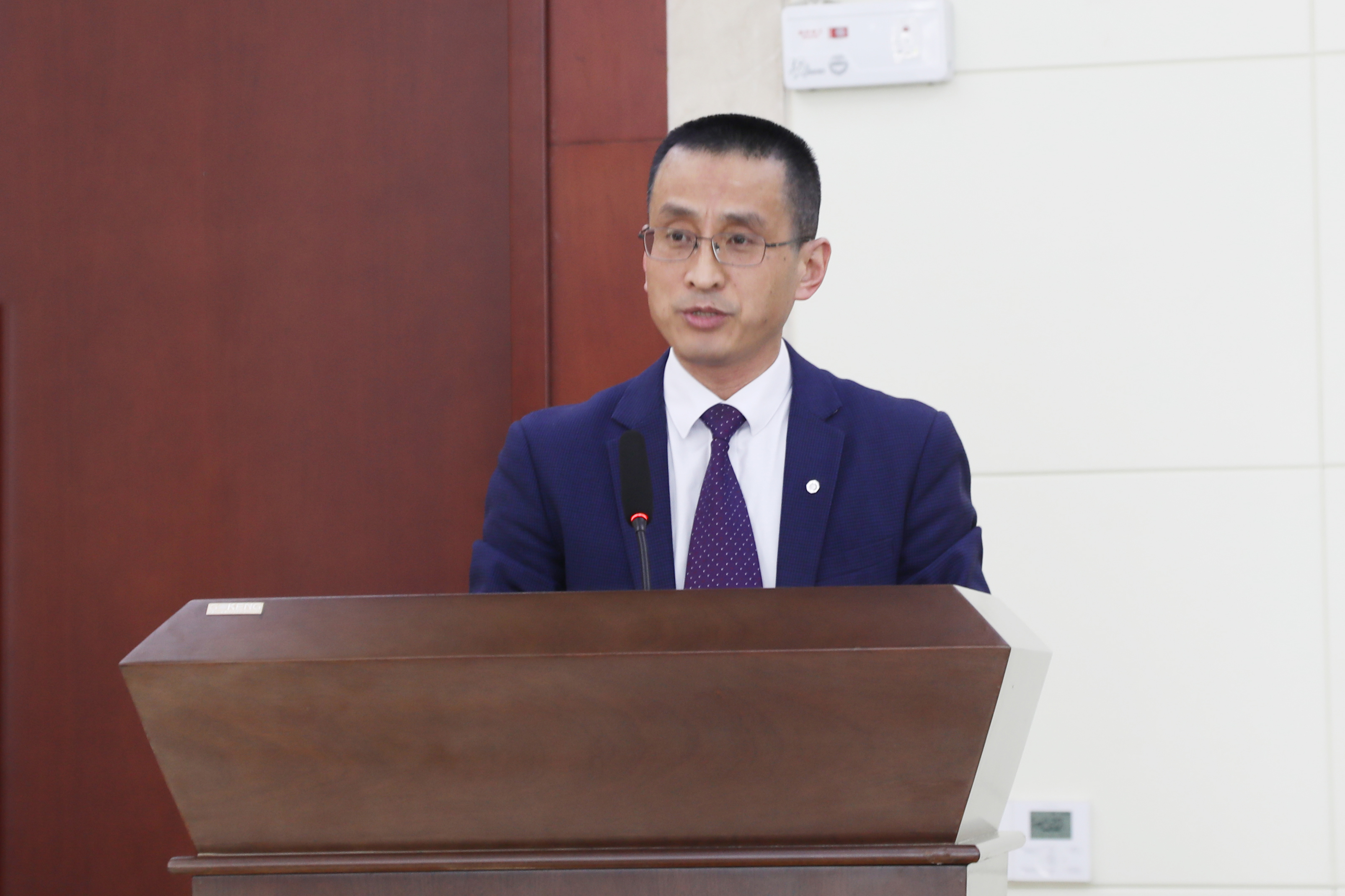 202102061613581612599238694116.jpg 王總作報(bào)告.JPG