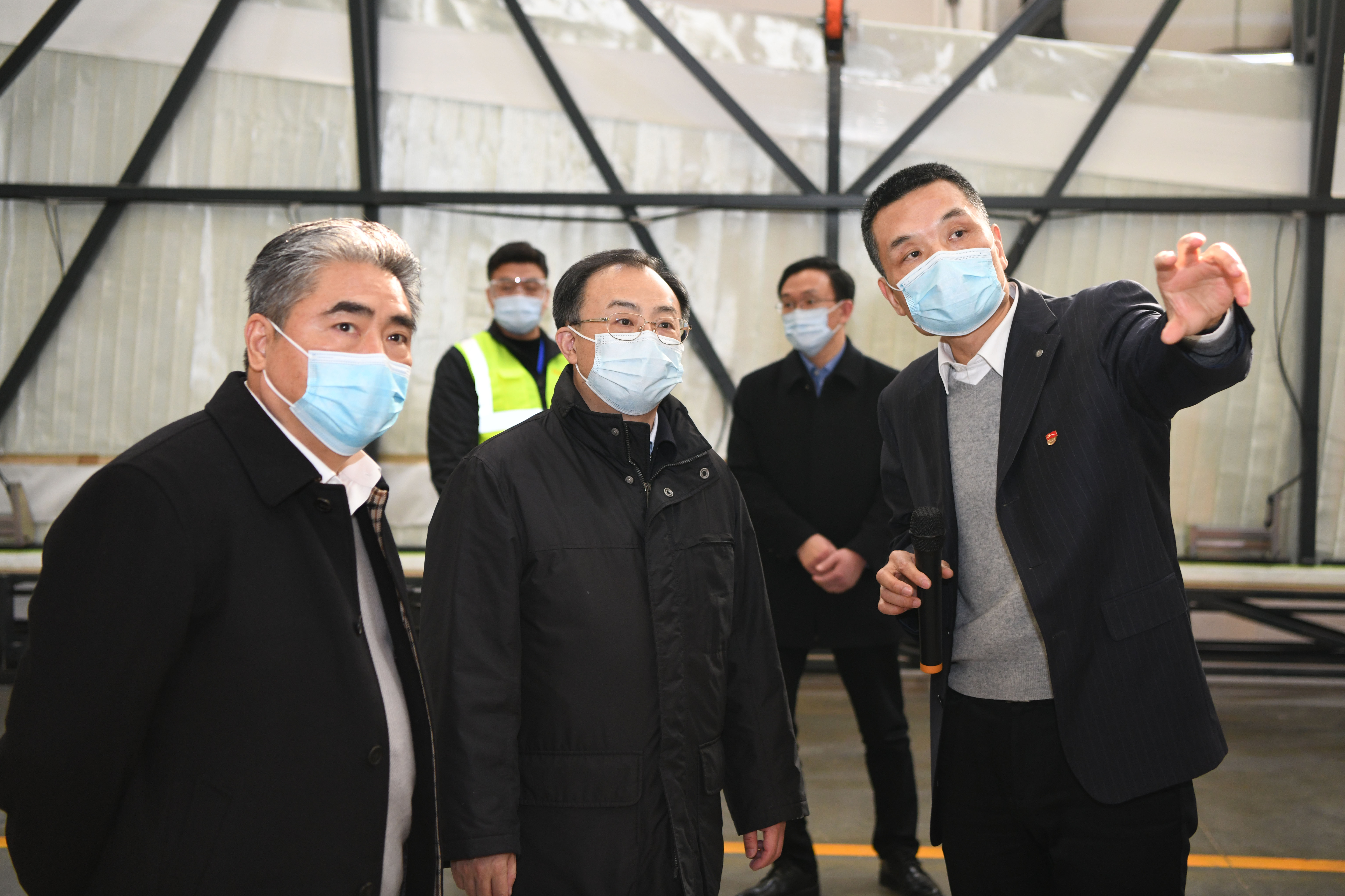 202102201638391613810319369289.jpg 副本-江蘇省省長吳政隆調(diào)研中復(fù)連眾風機葉片項目.jpg