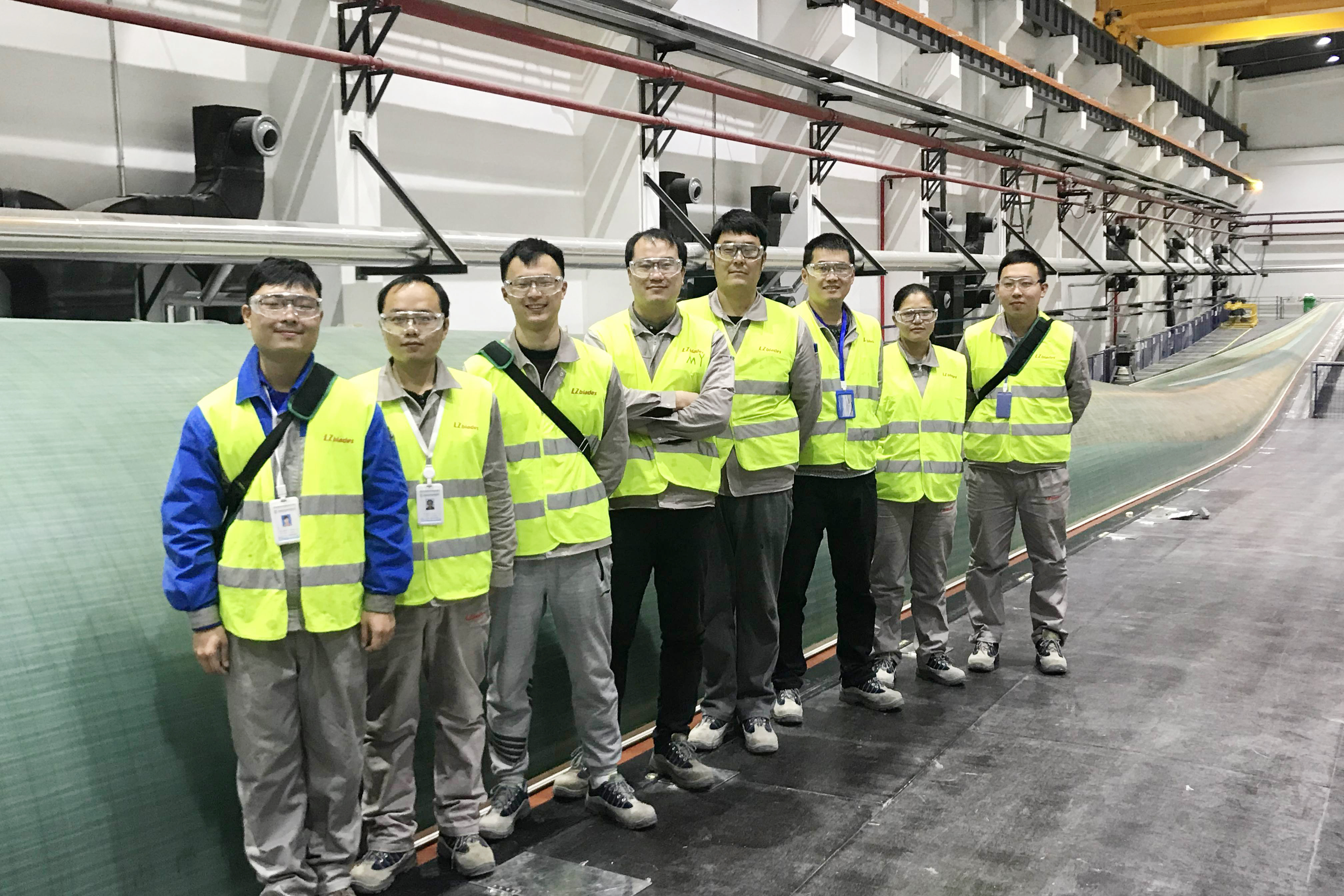 202111021006511635818811442454.jpg 3.與風電科技公司技術(shù)團隊在一起.jpg